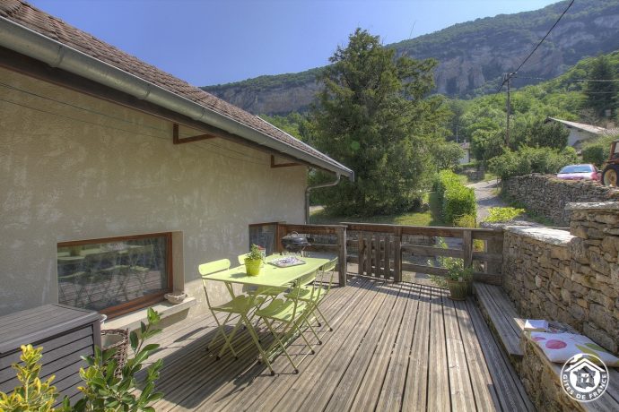 terrasse bois entrée du gite