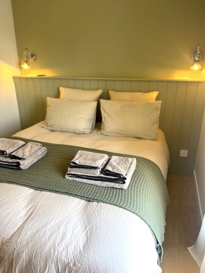 Chambre Cour avec grand lit double