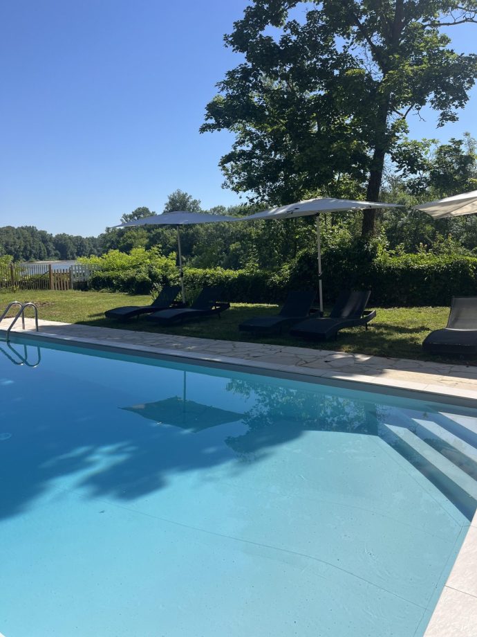 Piscine équipée de transats avec parasols