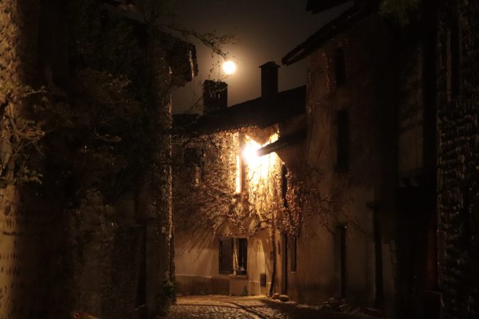 Balade nocturne théâtrale: « La nuit au moyen âge à Pérouges »_Pérouges